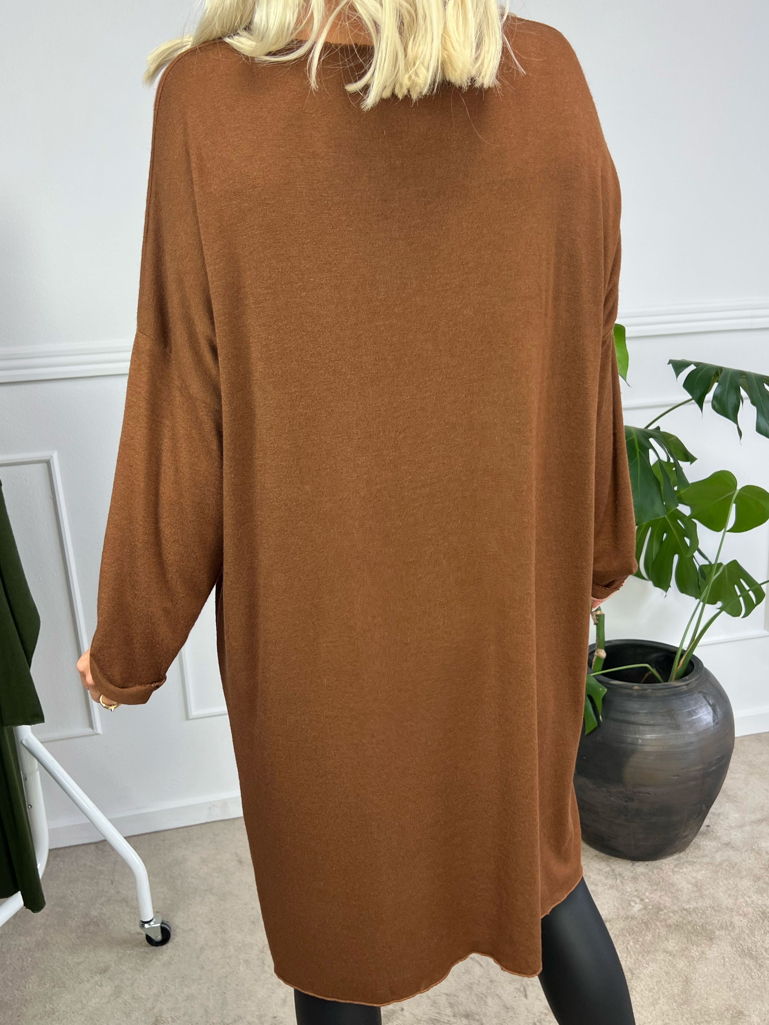 Lucia - Blød kjole i viskose med print af sølv hjerter og skrift